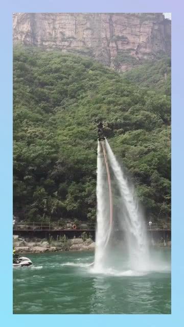30岁章泽天伦敦被偶遇,身后跟助理气场强大,脸小人美很惊艳!